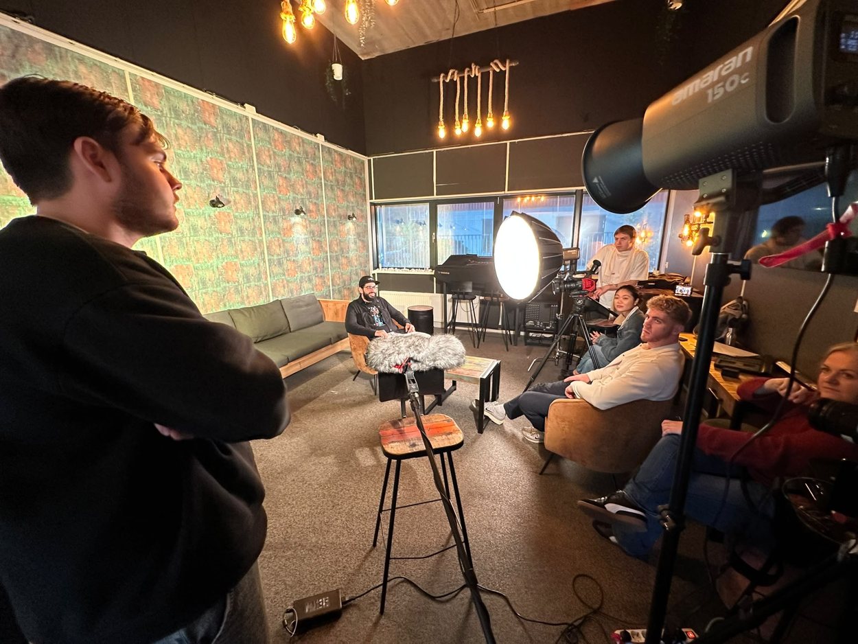 Achter de schermen tijdens een videoproductie